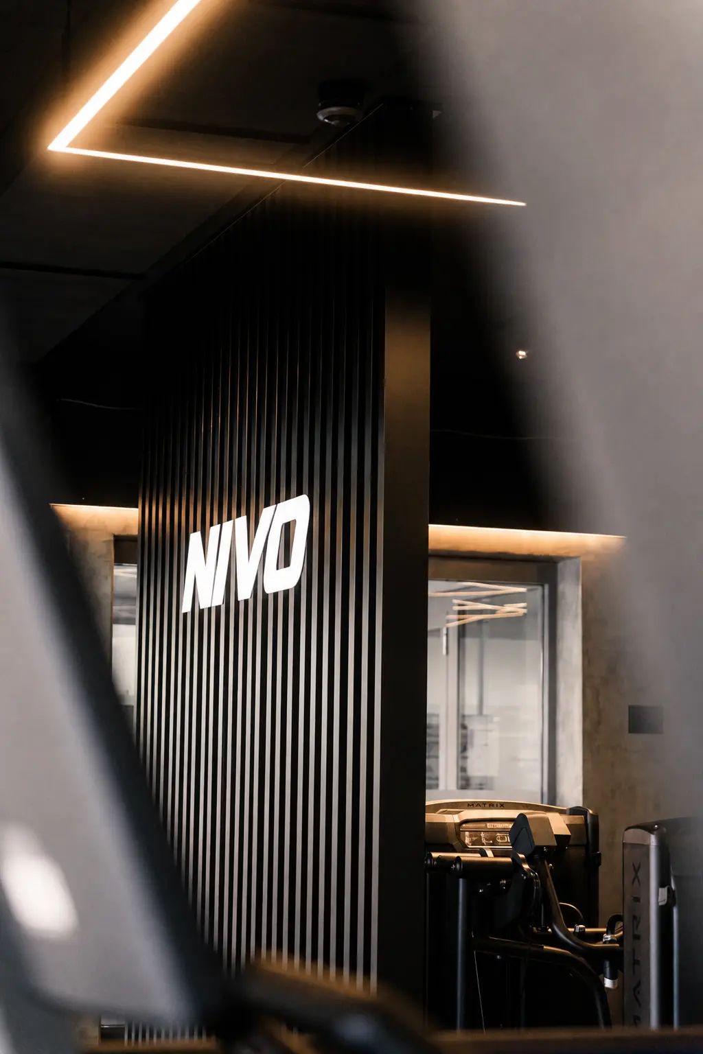 NIVO Logo im Boutique-Fitnessclub in Pfäffikon SZ
